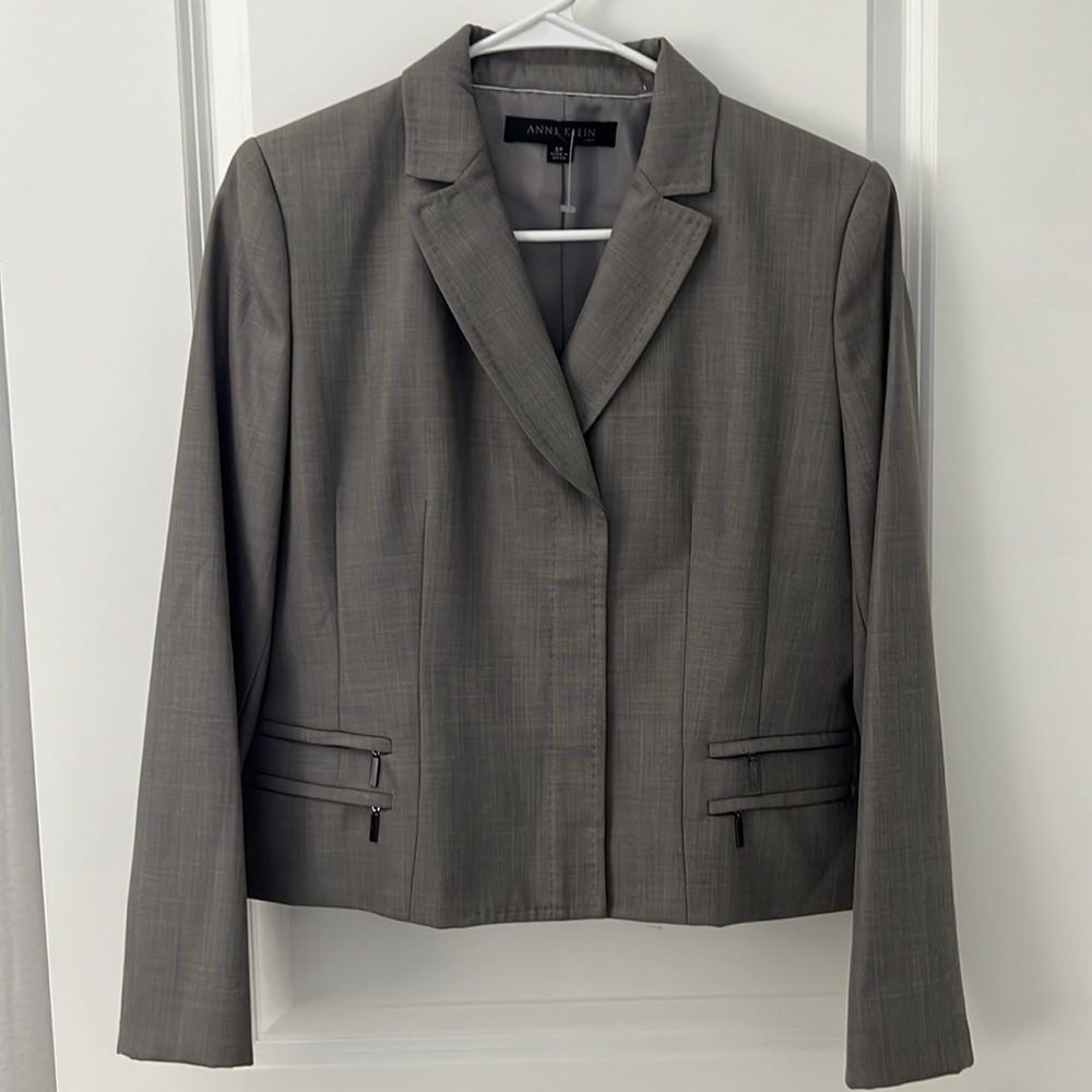 Anne Klein woman’s suit jacket. Gray.